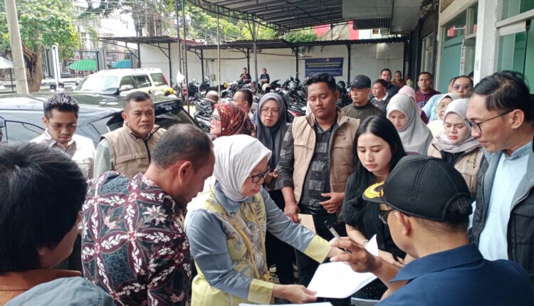 Majelis Hakim Pengadilan Negeri Palembang melakukan pemeriksaan lapangan (descente) terhadap objek sengketa antara Yayasan Bina Darma dan para pendirinya.