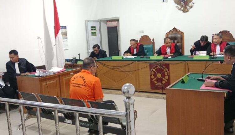 Novran Hansya Kurniawan mengikuti sidang agenda duplik di Pengadilan Negeri Palembang.