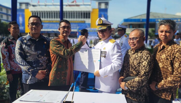Kepala BKPSDM Muba, Pathi Riduan (tengah kiri), berjabat tangan dengan Direktur STTD, Avi Mukti Amin (tengah kanan), usai penandatanganan kesepakatan bersama di PIP Semarang.