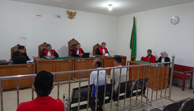 "Saya ikuti darah itu, ternyata kakak saya sudah meninggal," ucap Pilip lirih di hadapan Majelis Hakim PN Palembang.