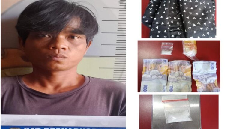Satres Narkoba Polres Prabumulih menangkap AF (32), seorang mahasiswa yang kedapatan membawa paket sabu. Kepada petugas, ia mengaku disuruh oleh pria berinisial Y (DPO) dengan imbalan uang tiga puluh ribu rupiah.