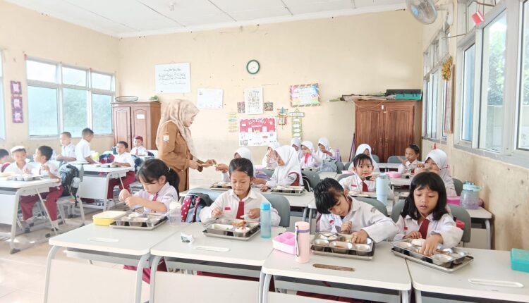 Siswa sekolah dasar di Kota Palembang tampak menikmati menu Makan Bergizi Gratis (MBG) di dalam kelas. Dinas Pendidikan Kota Palembang melalui Kepala Dinas Muhammad Affan Prapanca menegaskan komitmennya untuk memperketat pengawasan kualitas dan higienitas makanan guna memastikan setiap asupan yang diterima siswa memenuhi standar kesehatan yang ketat.