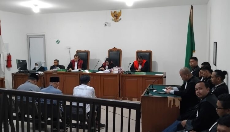 Majelis Hakim yang diketuai Masriati (tengah) membacakan amar putusan terhadap tiga terdakwa kasus korupsi dana hibah Pilkada 2024 di Pengadilan Negeri Palembang.