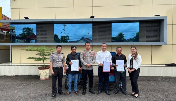 PT Bank Rakyat Indonesia (Persero) Tbk terus memperkuat komitmennya dalam mendukung ekonomi kerakyatan. Melalui program TJSL BRI Peduli, BRI menyerahkan bantuan 25 unit mesin pipil jagung kepada Gapoktan di Sumatera Selatan yang disalurkan secara simbolis di Mapolda Sumsel.