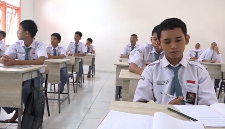 Suasana belajar di Sekolah Rakyat Menengah Atas 7 Palembang.