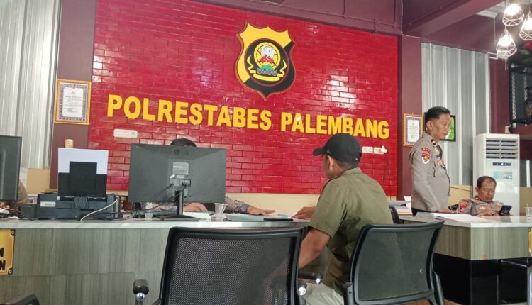 Kepercayaan berbuah pahit. Anang (38), warga 5 Ulu, harus mendatangi Polrestabes Palembang setelah uang pinjaman sebesar Rp 90 juta milikya tak kunjung dikembalikan oleh teman lamanya, JA.