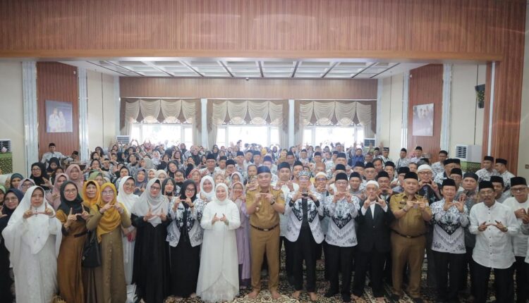Suasana khidmat menyelimuti Rumah Dinas Wali Kota Palembang saat Sekretaris Daerah, Aprizal Hasyim, secara resmi melepas 76 calon jemaah haji yang tergabung dalam PGRI Kota Palembang (Tahun 2026).