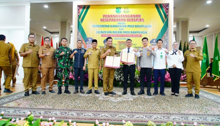 Pemerintah Kabupaten Musi Banyuasin (Pemkab Muba) resmi menjalin kerja sama strategis dengan Kejaksaan Negeri Muba melalui penandatanganan Naskah Kesepakatan Bersama Bidang Perdata dan Tata Usaha Negara (TUN) di Guest House Griya Bumi Serasan Sekate.