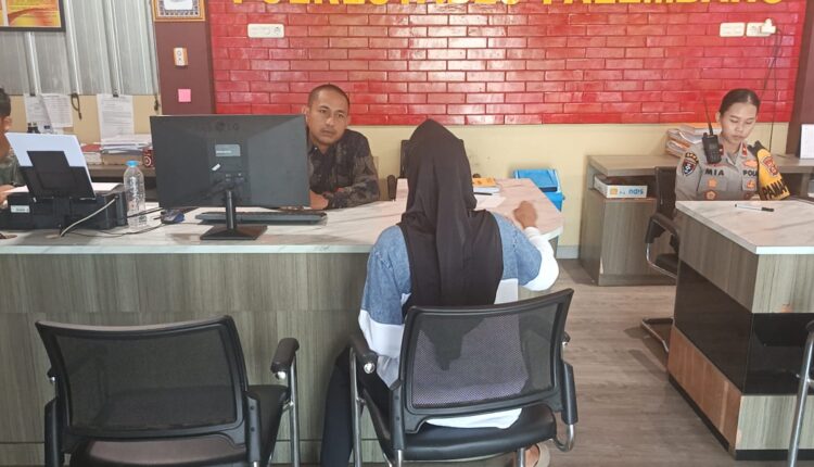 Seorang IRT di Palembang, IS (28), melaporkan suaminya ke Polrestabes Palembang setelah menjadi korban kekerasan fisik yang brutal. Diduga karena api cemburu dan tuduhan selingkuh, pelaku nekat melukai paha korban dengan pisau serta memukulnya saat korban tengah tertidur.