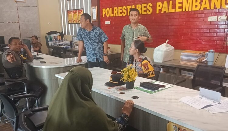Seorang wanita lansia berinisial S (66) memberikan keterangan kepada petugas di SPKT Polrestabes Palembang.
