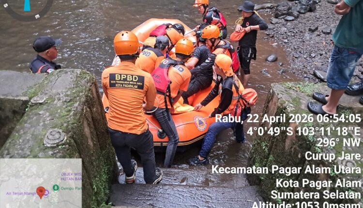 Tim Gabungan Pusdalops-PB BPBD Kota Pagar Alam bersama pihak kepolisian berhasil mengevakuasi korban tenggelam di objek wisata Curup Mangkok.