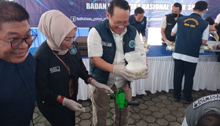BNNP Sumsel menunjukkan komitmen nyata dalam pemberantasan narkoba dengan memusnahkan 16,9 Kilogram Sabu hasil sitaan dari jaringan internasional Malaysia-Palembang.