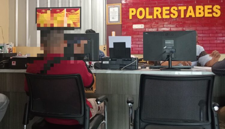 Korban pelecehan seksual berinisial MRA (23) saat memberikan keterangan di hadapan petugas SPKT Polrestabes Palembang.