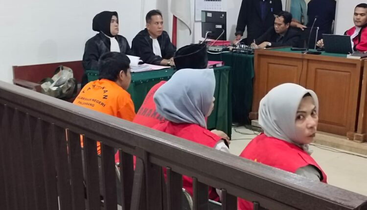 Sidang lanjutan kasus penjualan bayi kembali digelar di PN Palembang dengan agenda pemeriksaan saksi. Bidan Juniawati yang menangani persalinan mengungkap bahwa terdakwa datang dalam kondisi darurat tanpa membawa identitas resmi.
