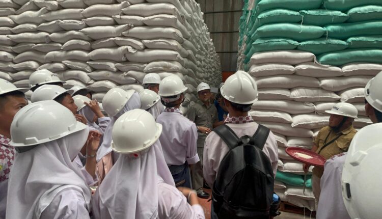 Puluhan siswa SMA di Palembang hari ini berkesempatan mengintip langsung "dapur" ketahanan pangan nasional di Gudang Bulog Sukamaju.