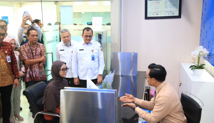 Bank Sumsel Babel dan OJK hadirkan layanan ramah disabilitas.