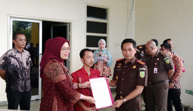 Langkah baru dalam sistem peradilan Indonesia! Kejari Palembang mulai menerapkan mekanisme Plea Bargaining sesuai KUHP baru Tahun 2025. Alih-alih dipenjara, seorang terpidana kasus penggelapan dijatuhi hukuman kerja sosial selama dua bulan di RSUD Palembang BARI.