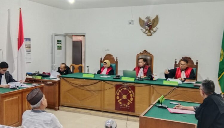 Hakim Agus Rahardjo mengetok palu vonis 5 tahun penjara bagi Lukman dalam sidang Tipikor.
