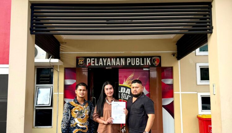 Pelapor AS didampingi tim kuasa hukum dari Tulus Putra Law Firm resmi melaporkan oknum Direktur BUMDes Alam Sejahtera Indonesia (inisial MV) ke SPKT Polda Sumsel.