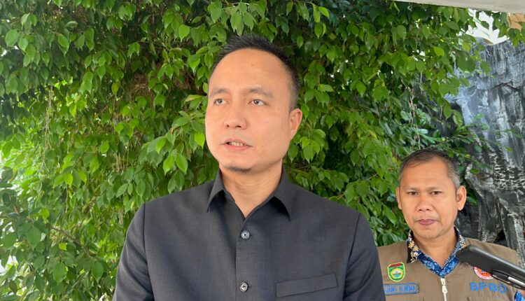 Kepala Pelaksana BPBD Sumsel, M Iqbal Alisyahbana, memberikan keterangan terkait penetapan status siaga darurat karhutla provinsi.