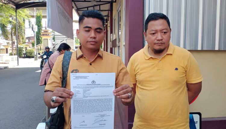 Didampingi kuasa hukumnya, Royyan Firdaus (44) menunjukkan bukti laporan polisi di Mapolrestabes Palembang.