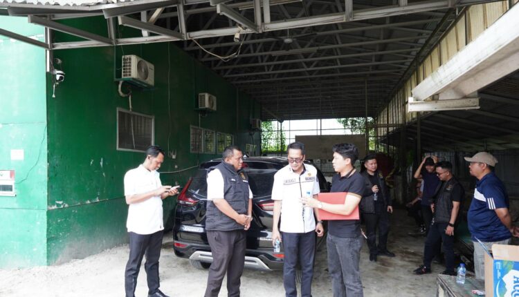 Tim Penyidik Pidsus Kejati Sumsel melakukan penyitaan sejumlah aset kendaraan di area batching plant PT KMM, Jalan Soekarno Hatta, Palembang.