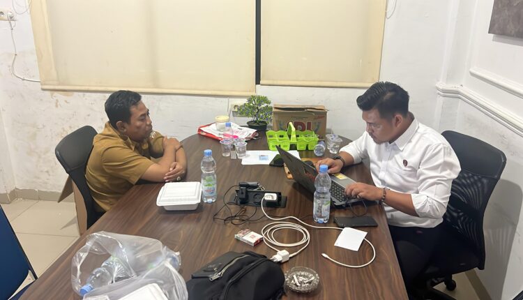 Penyidik Satreskrim Polres Musi Rawas Utara (Muratara) saat melakukan pemeriksaan intensif terhadap tersangka L, Kepala BKPSDM Muratara, di ruang Unit Tipidkor.