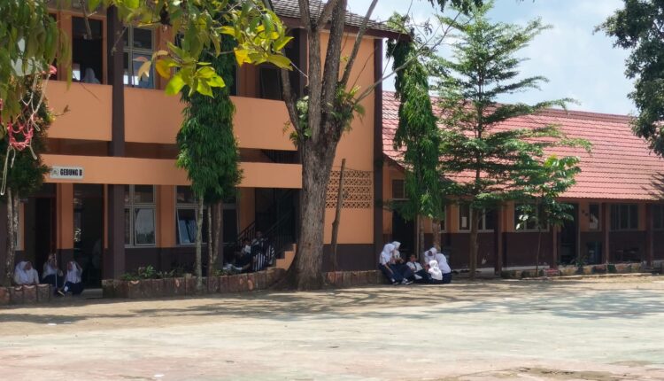 Sejumlah siswa tampak beraktivitas di halaman SMP Negeri 41 Palembang, sekolah yang terletak di perbatasan Palembang-Banyuasin.