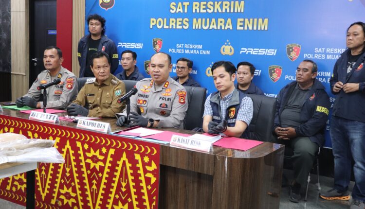 Kapolres Muara Enim AKBP Hendri Syaputra (tengah) didampingi Bupati Muara Enim Edison (kedua kiri) memberikan keterangan pers terkait pengungkapan kasus pencurian aset pemerintah di Mapolres Muara Enim.