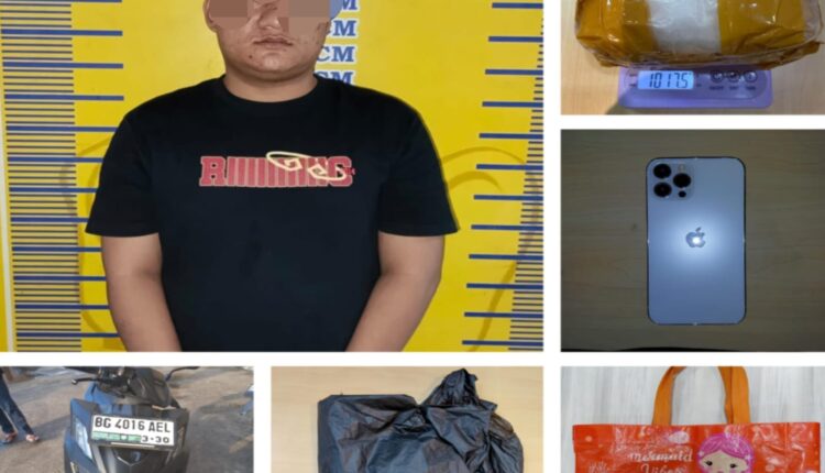 Tersangka beserta barang bukti saat diamankan.