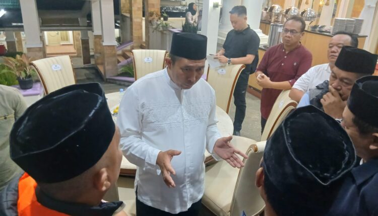 Walikota Pagar Alam, Ludi Oliansyah (tengah), memberikan keterangan kepada awak media terkait polemik penutupan objek wisata di lahan PTPN I Regional VII Gunung Dempo.