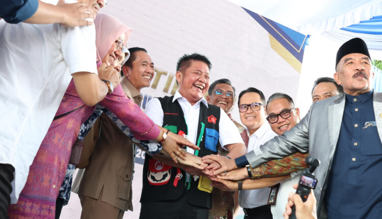 Gubernur Sumsel Herman Deru (tengah) dan Walikota Palembang Ratu Dewa (tiga dari kiri) bersama para pemangku kepentingan menyatukan tangan saat peluncuran GEBRAK RUTILAHU di Kelurahan 11 Ulu, Palembang.