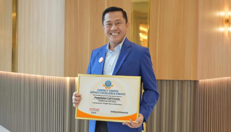 Pemimpin Wilayah PT Pegadaian Kanwil III Sumbagsel, Novryandi, menunjukkan penghargaan Contact Center Service Excellence Award (CCSEA) 2026 kategori Multifinance Call Center yang diraih di Jakarta.