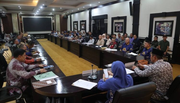 Wali Kota Pagar Alam, Ludi Oliansyah, didampingi Wakil Wali Kota Bertha, memimpin rapat koordinasi perdana persiapan HUT ke-25 Kota Pagar Alam di Ruang Rapat Besemah I.