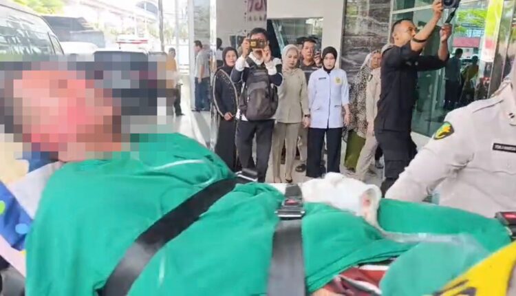 Ngadiono (44), korban selamat kecelakaan bus ALS di Musi Rawas Utara, tiba di RS Bhayangkara Moh Hasan Palembang usai dievakuasi melalui udara. 