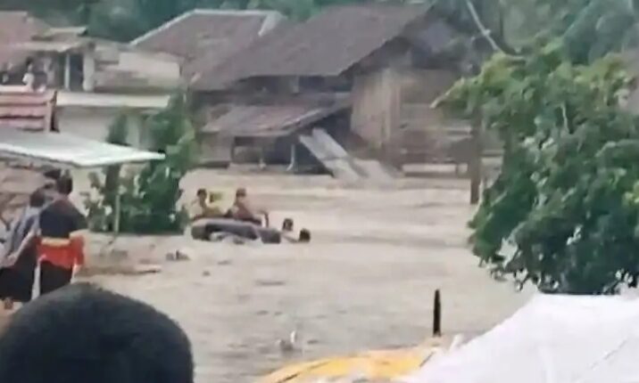 Sejumlah warga menyaksikan derasnya luapan air yang merendam permukiman di Kabupaten Musi Rawas Utara (Muratara), Sumatera Selatan.