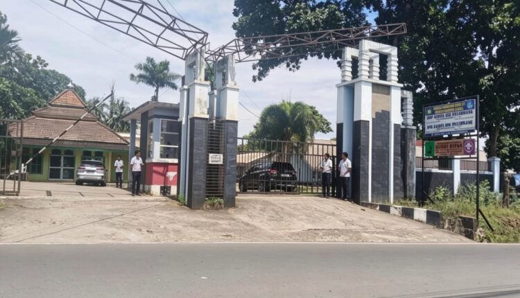 Suasana gerbang masuk SMA Karya Ibu di kawasan Jalan Sosial KM 5, Palembang, yang akan segera beralih status menjadi sekolah negeri dengan nama SMA Negeri Hayza Nur Ilmi.