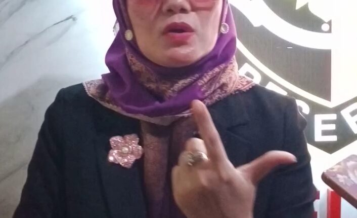Aktivis Perlindungan Perempuan dan Anak (PPA) Sumsel sekaligus Wadir LBH Bima Sakti, Conie Pania Putri, memberikan keterangan kepada media di Polrestabes Palembang.