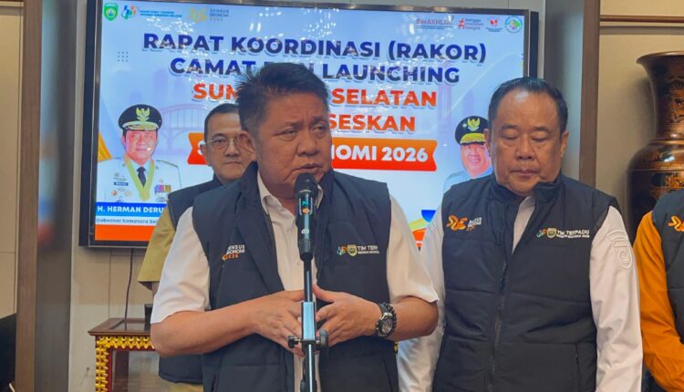 Gubernur Sumatera Selatan, Herman Deru (tengah), memberikan keterangan pers usai membuka Rapat Koordinasi (Rakor) Camat se-Sumsel dalam rangka launching Sensus Ekonomi 2026 di Palembang.