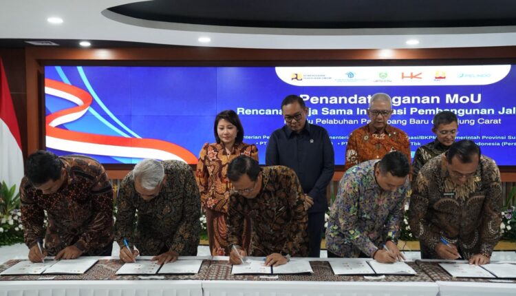 Penandatanganan Nota Kesepahaman (MoU) rencana kerja sama integrasi pembangunan jalan tol menuju Pelabuhan Tanjung Carat.