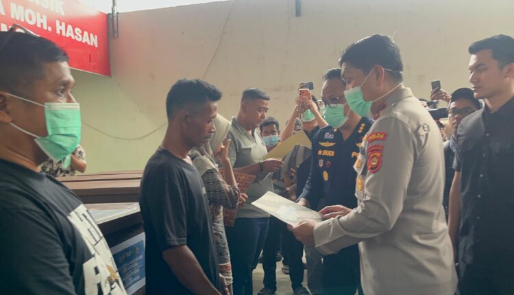 Wakapolda Sumatera Selatan Brigjen Pol Rony Samtana (kanan) menyerahkan berkas administrasi kepada keluarga korban kecelakaan Bus ALS di RS Bhayangkara Moh Hasan, Palembang, Sumatera Selatan.