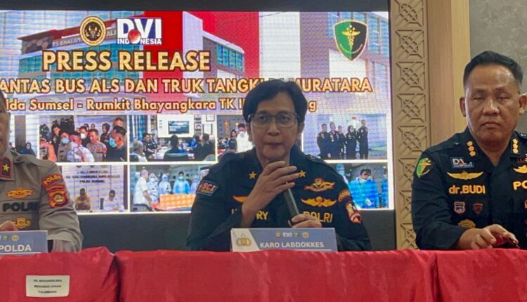Kepala Biro Laboratorium Kedokteran dan Kesehatan (Karo Labdokkes) Pusdokkes Polri, Brigjen Pol Sumy Hastry Purwanti memberikan keterangan pers mengenai perkembangan identifikasi korban kecelakaan Bus ALS.