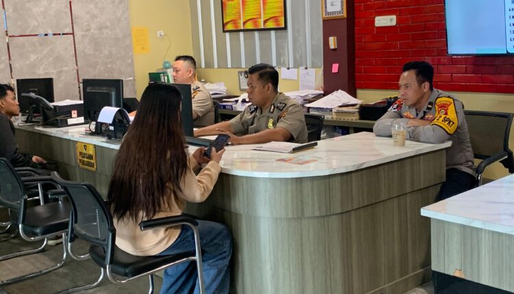 Korban dugaan penganiayaan, BP (19), memberikan keterangan kepada petugas saat membuat laporan polisi di Sentra Pelayanan Kepolisian Terpadu (SPKT) Polrestabes Palembang, Sumatra Selatan.