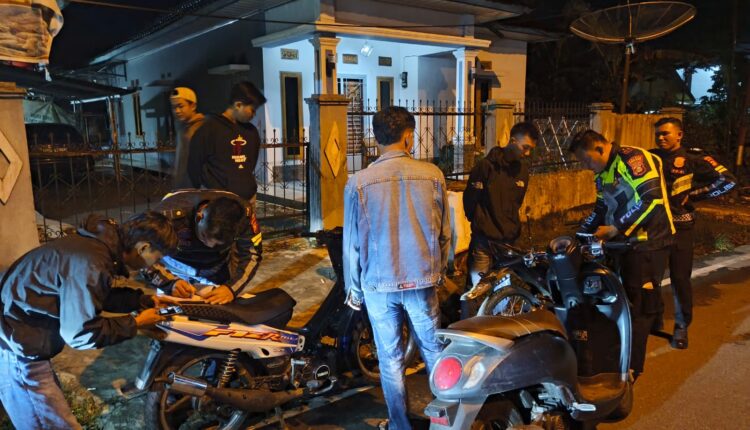 Sejumlah personel Satlantas Polres Pagar Alam memeriksa dokumen berkendara dan mendata tiga pemuda yang tertangkap basah melakukan aksi balap liar di jalanan Kota Pagar Alam, Sumatra Selatan.