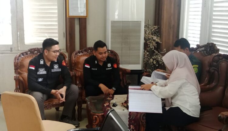 Petugas Kejaksaan Negeri (Kejari) Palembang melakukan proses penyerahan dan pemeriksaan kelengkapan berkas perkara dugaan korupsi di lingkungan Balai Pengamanan Fasilitas Kesehatan (BPFK) kepada pihak panitera Pengadilan Negeri (PN) Tipikor Palembang, Sumatra Selatan.