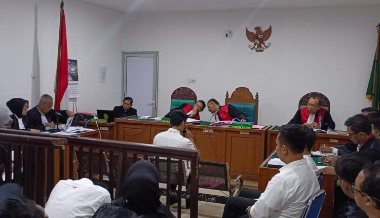 Majelis hakim, jaksa penuntut umum, penasihat hukum, dan para terdakwa mendengarkan keterangan saksi ahli auditor dari Kejaksaan Tinggi Sumatera Selatan dalam sidang lanjutan kasus dugaan korupsi penyaluran Kredit Usaha Rakyat (KUR) Bank Sumsel Babel Cabang Pembantu Semendo di Pengadilan Negeri Palembang, Sumatra Selatan.