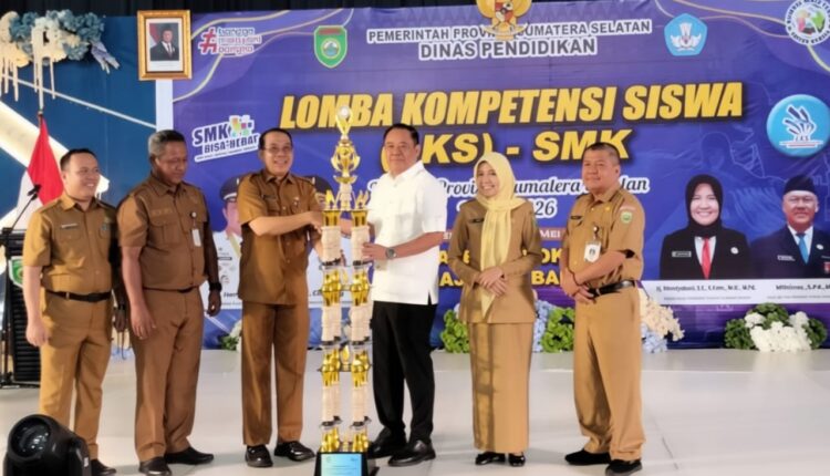 Penyerahan piala bergilir kepada perwakilan panitia dalam pembukaan Lomba Kompetensi Siswa (LKS) SMK Tingkat Provinsi Sumsel 2026 di Kota Palembang.