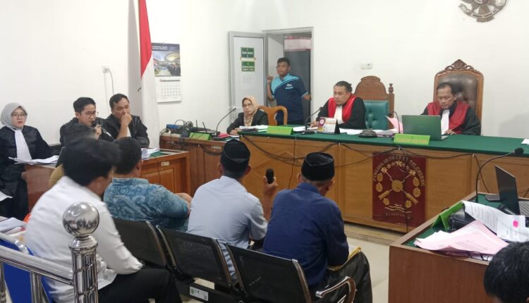 Majelis Hakim yang dipimpin Agus Rahardjo, memimpin sidang lanjutan kasus dugaan korupsi penjualan lahan kawasan hutan dengan terdakwa Kepala Desa Pulau Kabal, Yansori, di Pengadilan Tipikor Palembang, Sumatra Selatan.
