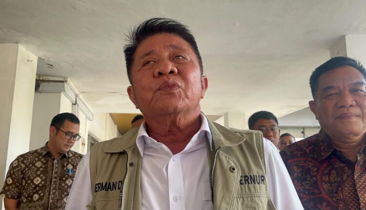 Gubernur Sumatera Selatan, Herman Deru, memberikan keterangan pers kepada media mengenai pembatasan kapasitas kapal di area rekonstruksi Jembatan P6 Lalan di Palembang, Sumatera Selatan.