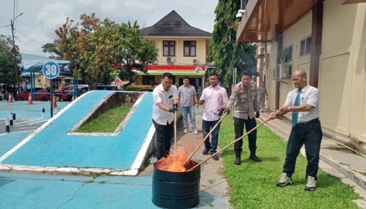 Sejumlah petugas kepolisian melakukan pemusnahan barang bukti berupa puluhan catridge berisi cairan liquid jenis Etomidate di Mapolrestabes Palembang, Sumatra Selatan.